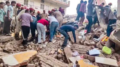 building-collapses-in-south-delhis-satya-niketan.jpg