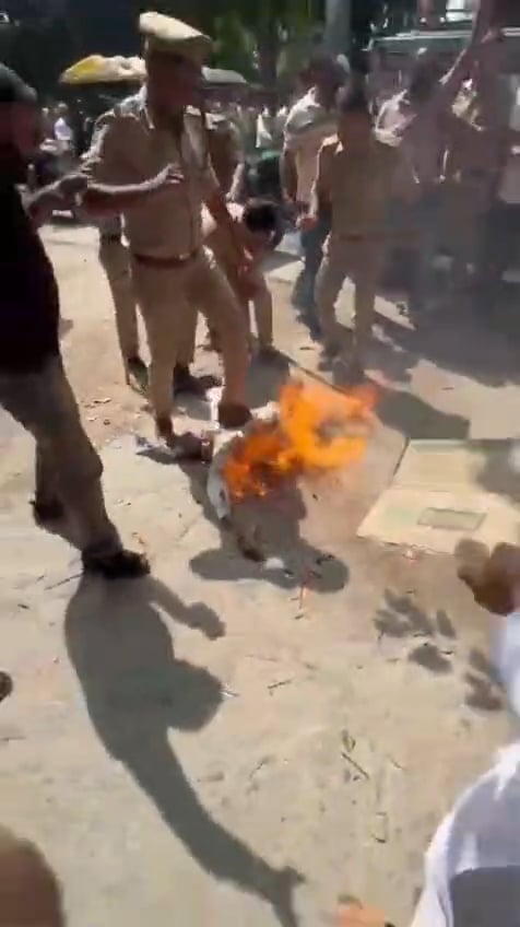jalsa-ka-nprpa-ma-kalkatarata-ka-ora-jata-kagarasa-savatha_b8f592df84eeb2052ca1a528ff13eb22.jpeg