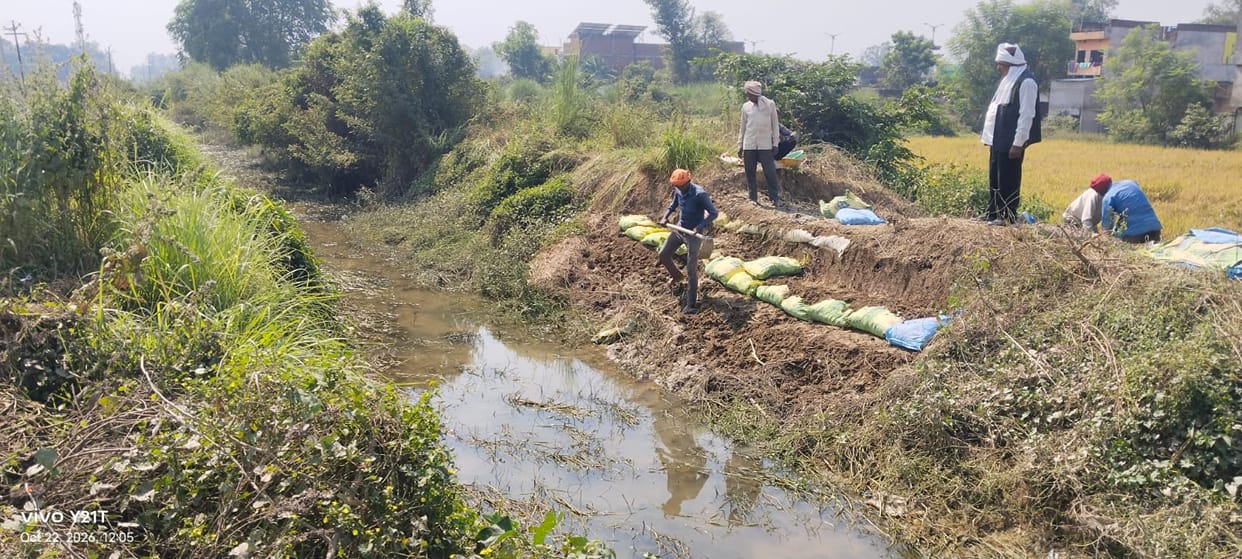gharapara-kashhatagarasata-nahara-ka-maramamata-karata-vabhagaya-karamacara_7c67ce97c719d30c5b51a4f4.jpeg