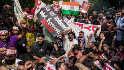 sfi-and-dyfi-activists-hold-protest-march-in-delhi.jpg